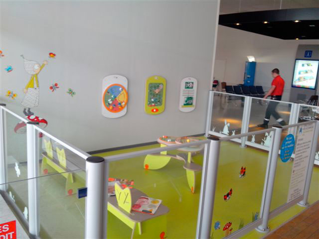 espace aménagé pour enfants dans un aéroport