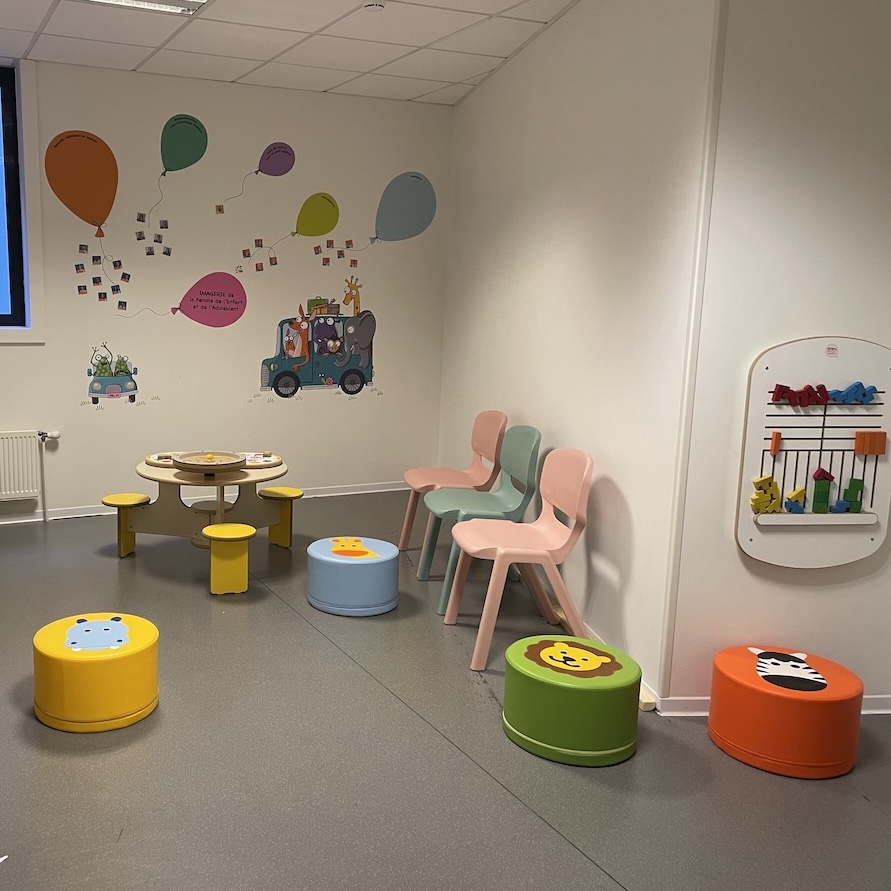 aménagement d'un espace enfant dans une salle d'attente d'un hôpital
