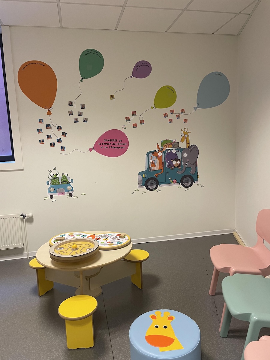 Trombinoscope dans un espace enfant de salle d'attente