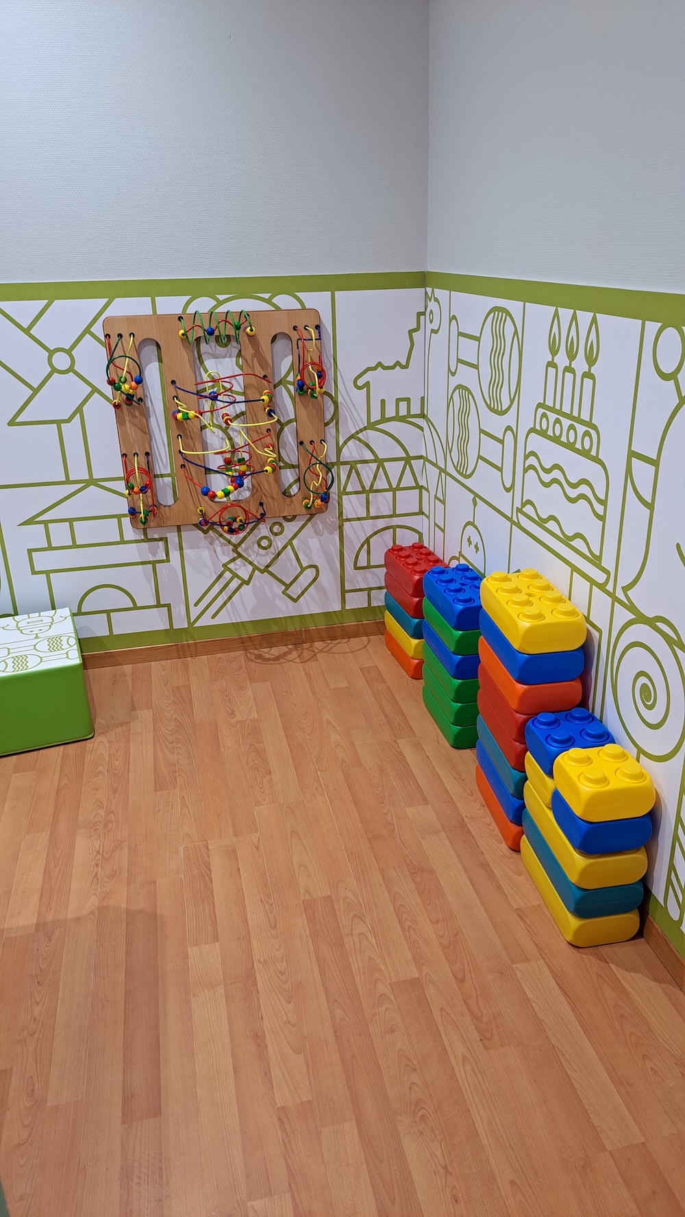 Jeu de motricité dans un espace enfant de restaurant