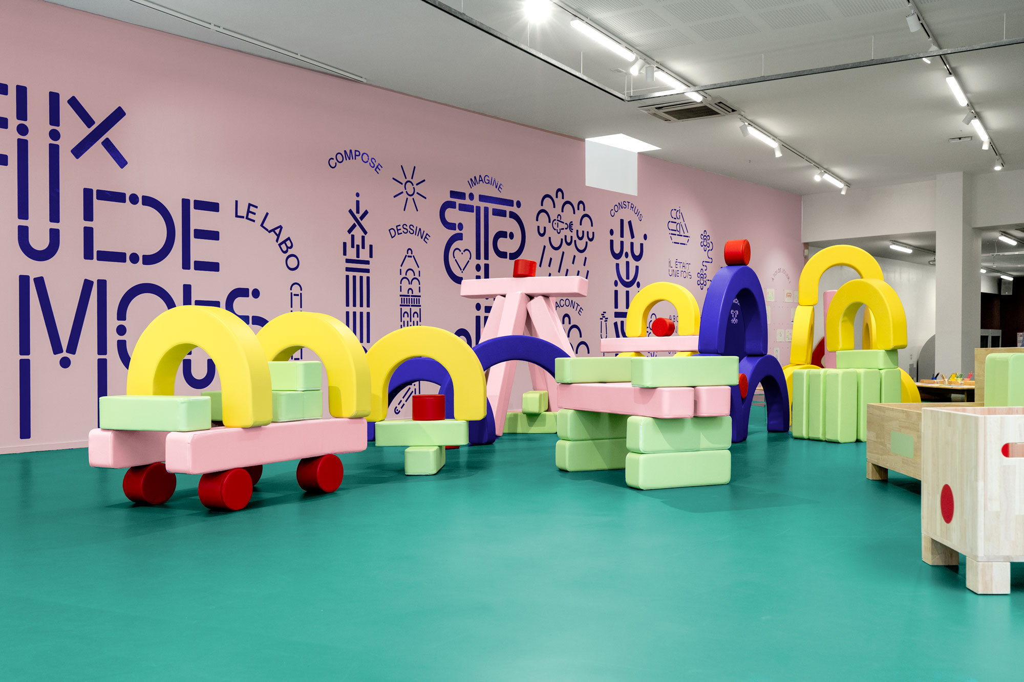 Modules mousse sur mesure personnalisés colorés pour un espace enfant artistique
